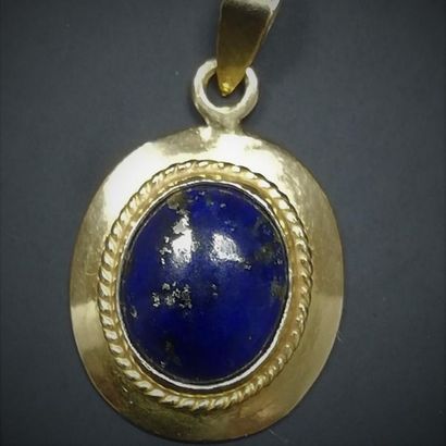 null Pendentif or serti d'un lapis-lazuli en cabochon
Poids brut : 1,8g.