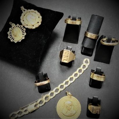 null Lot de bijoux en or: pendentif, alliance, chevalière, médailles... 
Poids: 51.5...