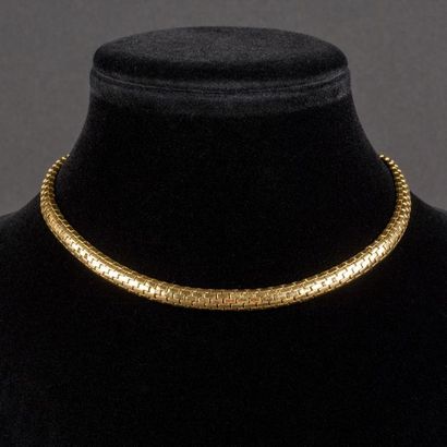 null Collier or maille gourmette.
Poids: 43,5 g. L: 42 cm.