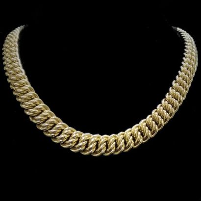 null Collier or maille gourmette.
Poids: 43,5 g. L: 42 cm.