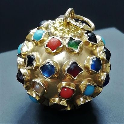 null Pendentif boule en or serti de pierres de couleur en cabochon 
Poids brut :...