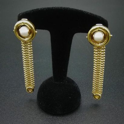 Paire de pendants d'oreilles en or et perles...