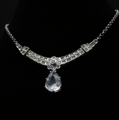 null Collier pendentif, diamants taille brillant terminé par une aigue marine centrale...