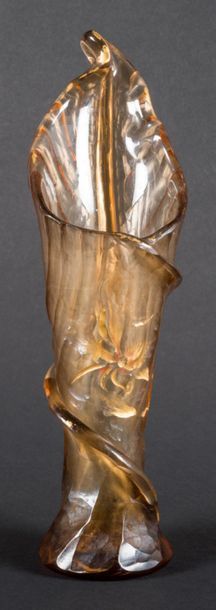 EMILE GALLE (1846-1904) Emile GALLE (1846-1904)
Vase en cristal imitant une feuille...