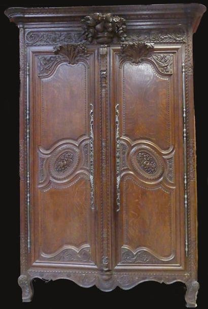 null Armoire de mariage en chêne finement sculpté.
Deux portes à deux panneaux chantournés...