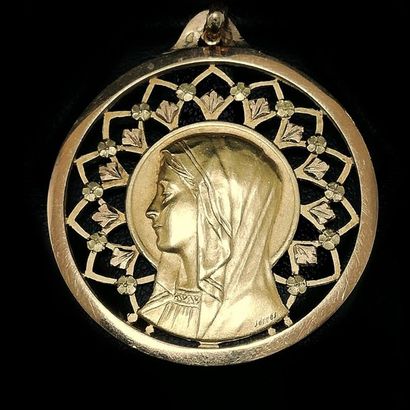 Pendentif médaillon en or, profil de la Vierge...