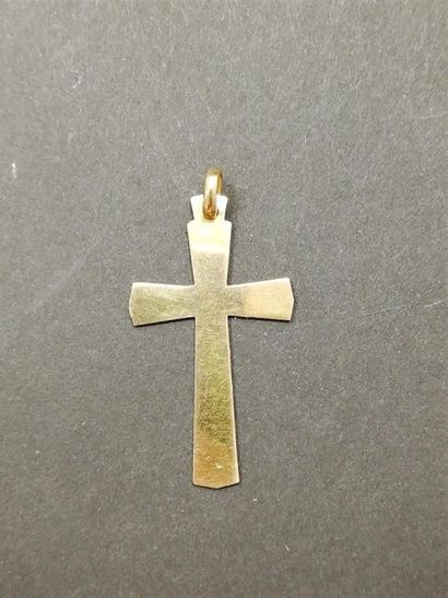 null Pendentif croix en or à décor de feuilles de lierres 
Poids: 2.5 g -L: 4.3 cm...