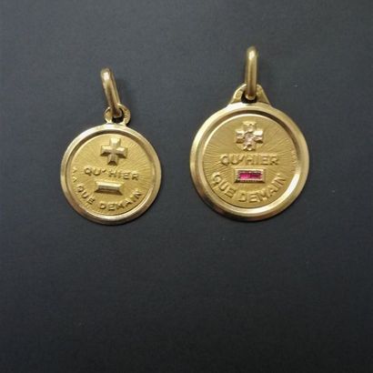 Deux petites médailles en or 
Poids brut...