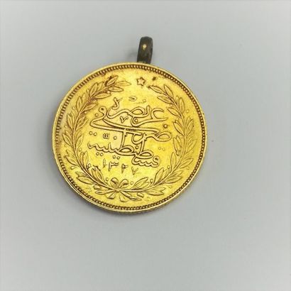 null An oriental gold coin, bélière metal
Weight: 18,4 g.