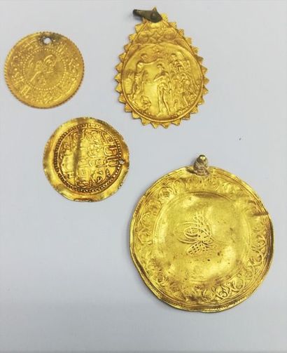 null Quatre pièces ou médailles en or
Poids : 29,5 g.
