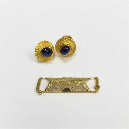 null Pair of gold ear screws, blue stone cabochon, Alpa clasp. Gross weight: 4.9...