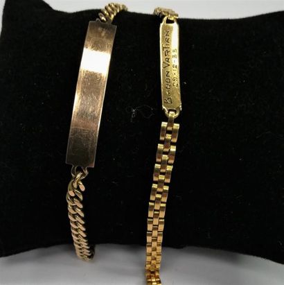 null Two gold identity bracelets
Weight: 18.8 g.