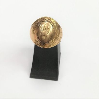 null 9 carat gold signet ring
Weight: 7.3 g.