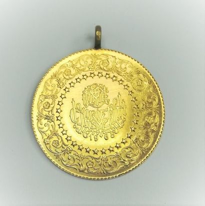 null An oriental gold coin, bélière metal
Weight: 7,1 g.