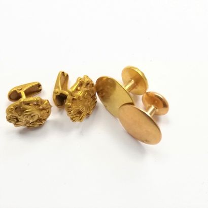 null Set of two pairs of gold cufflinks.

Weight: 6.5 g