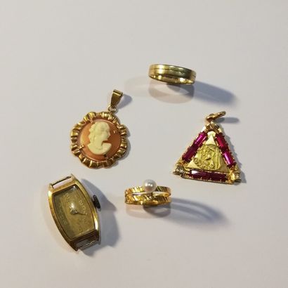 null (AC) Lot de pendentifs, bagues en or et pierres on y joint un boitier de montre...