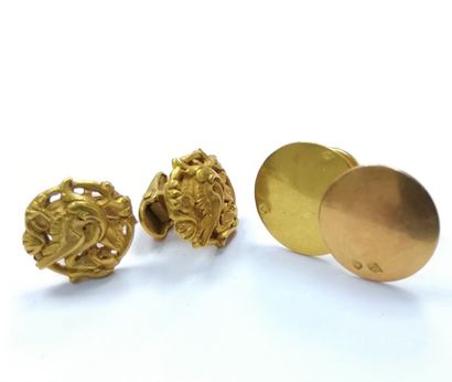 null Set of two pairs of gold cufflinks.

Weight: 6.5 g