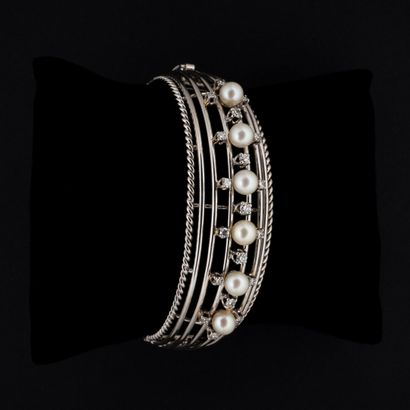 null Bracelet demi-jonc à charnière en or gris cordé, serti de perles de culture...