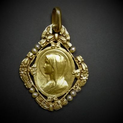 null Médaille Vierge or et perles, signé Paul Brandt.

Poids brut : 2.6 g - Accidents...