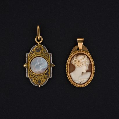 null Deux pendentifs: profil de jeune femme gravé en camée monture or et un pendentif...
