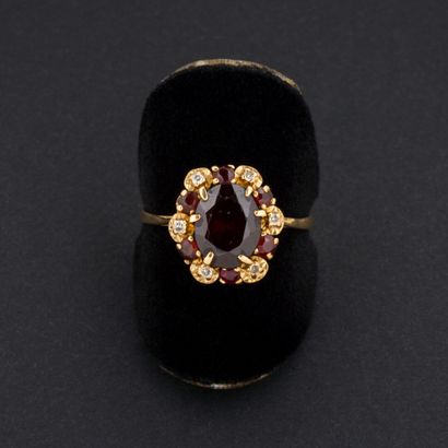 null Bague marguerite grenats et diamants taille rose, monture or 

Poids brut :...