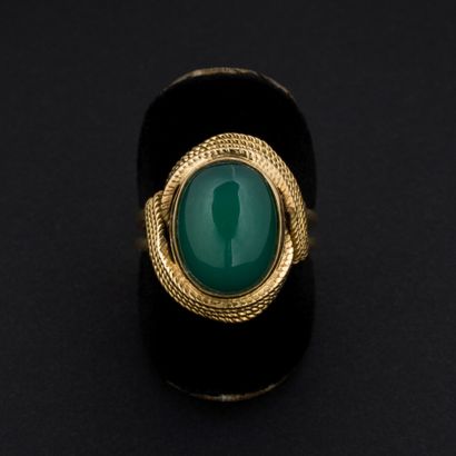 null Bague cocktail , chrysoprase en cabochon, monture en or cordé 

Poids brut :...