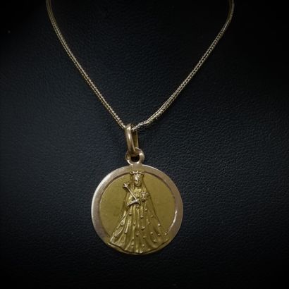 null Chaine et médaille en or à l'effigie de Notre dame de Rocamadour 

Poids: 4...