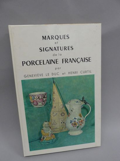 null PORCELAINE - Lot de 2 livres : 

Boîtes en porcelaine des manufactures européennes...