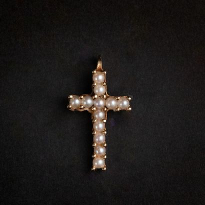 null Cross pendant in cultured pearls, gold setting 

Weight : 2.4 g