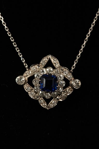 null Pendentif marguerite serti d'une pierre bleue entourage diamants taille ancienne...