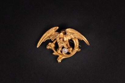 null 
Broche chimère, 
 dans le goût de Wiese, or amati et diamant taille rose.




Fin...