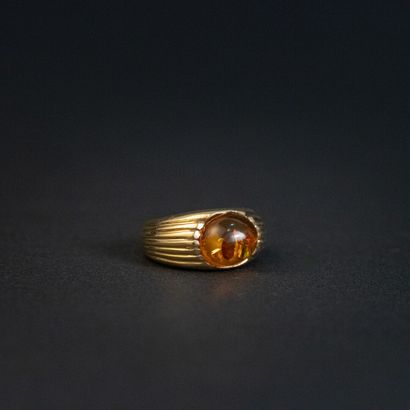 null Amber cabochon ring, gold setting 

Gross weight: 7.7 g - Finger: 54