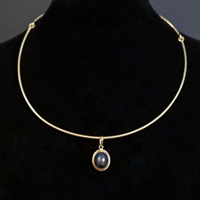 null Gold choker necklace with a hard stone pendant set in gold 

Gross weight :...
