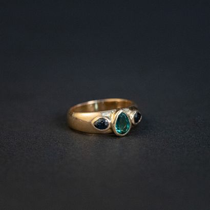 null Bague jonc, pierre verte centrale en serti clos épaulée de pierres bleues, monture...