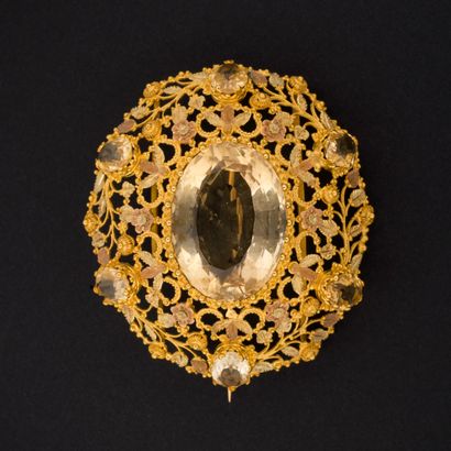 null Importante broche ovale citrine monture ajourée trois ors, motifs floraux 

XIXème

Poids...