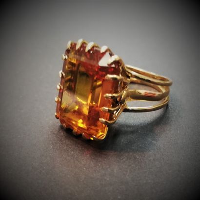 null Orange stone cocktail ring, gold setting 

Circa 1960

Gross weight: 9.1 g -...
