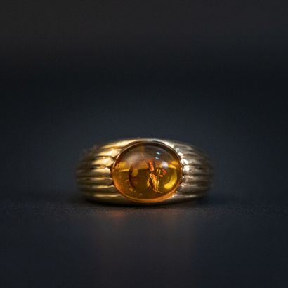 null Amber cabochon ring, gold setting 

Gross weight: 7.7 g - Finger: 54