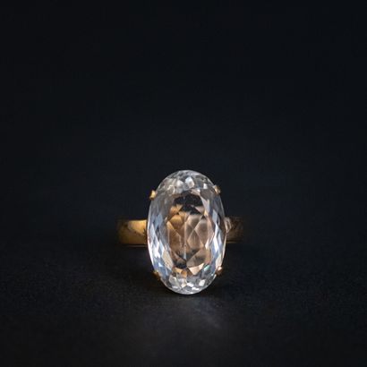 null 
Cocktail ring with cut white stone, gold setting.




Gross weight: 7.1 g -...