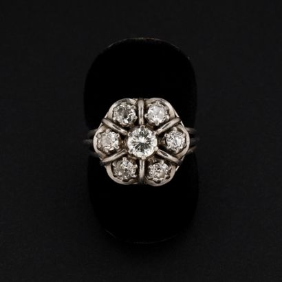 null Bague marguerite, diamant central taille brillant 0.60 carat environ, entourage...