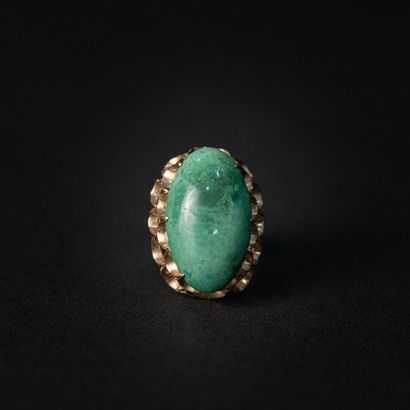 null Cocktail ring with green stone cabochon, 14 K gold openwork setting 

Gross...
