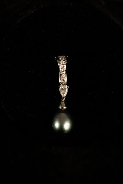 null Pendentif goutte perle de culture grise, diamants taille poire 0.40 carat environ,...