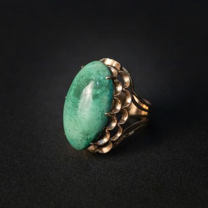 null Cocktail ring with green stone cabochon, 14 K gold openwork setting 

Gross...