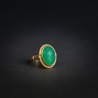 null Chrysoprase cocktail ring in cabochon, gold setting 

Gross weight: 6.1 g -...