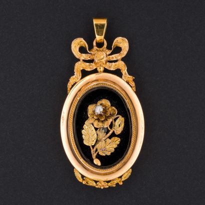 null Pendant with photo, onyx, half pearls, glass, gold setting 

Gross weight :...
