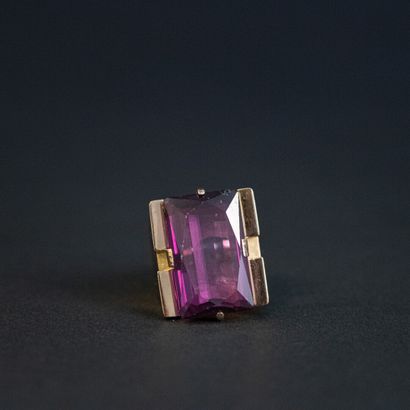 null Important violet stone signet ring, gold setting, circa 1960

Gross weight:...