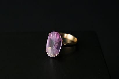 null Violet stone cocktail ring, gold setting 

Gross weight: 7.3 g - Finger: 64...