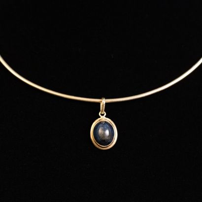 null Gold choker necklace with a hard stone pendant set in gold 

Gross weight :...
