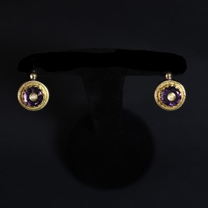 null Pair of gold mounted violet stones and half pearls sleepers. 

Early 20th century.

Gross...