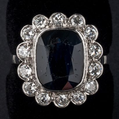 null Important sapphire daisy ring, set with old cut diamonds, approx. 1.40 carat,...