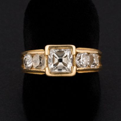 null Bague Jonc, diamant central taille radiant, 1 carat environ, épaulé de diamants...